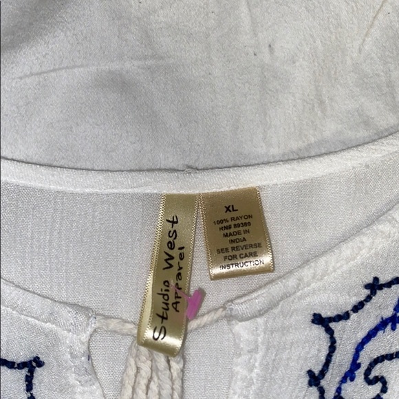 Beautiful blouse! - Picture 3 of 3